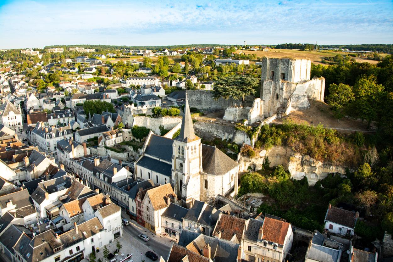 Vue aérienne d'un village rural d'Indre-et-Loir