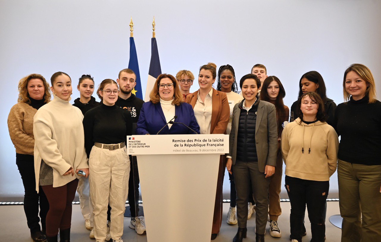 Sonia Backès, la secrétaire d'État chargée de la Citoyenneté, avec les lauréats du Prix de la laïcité 2022