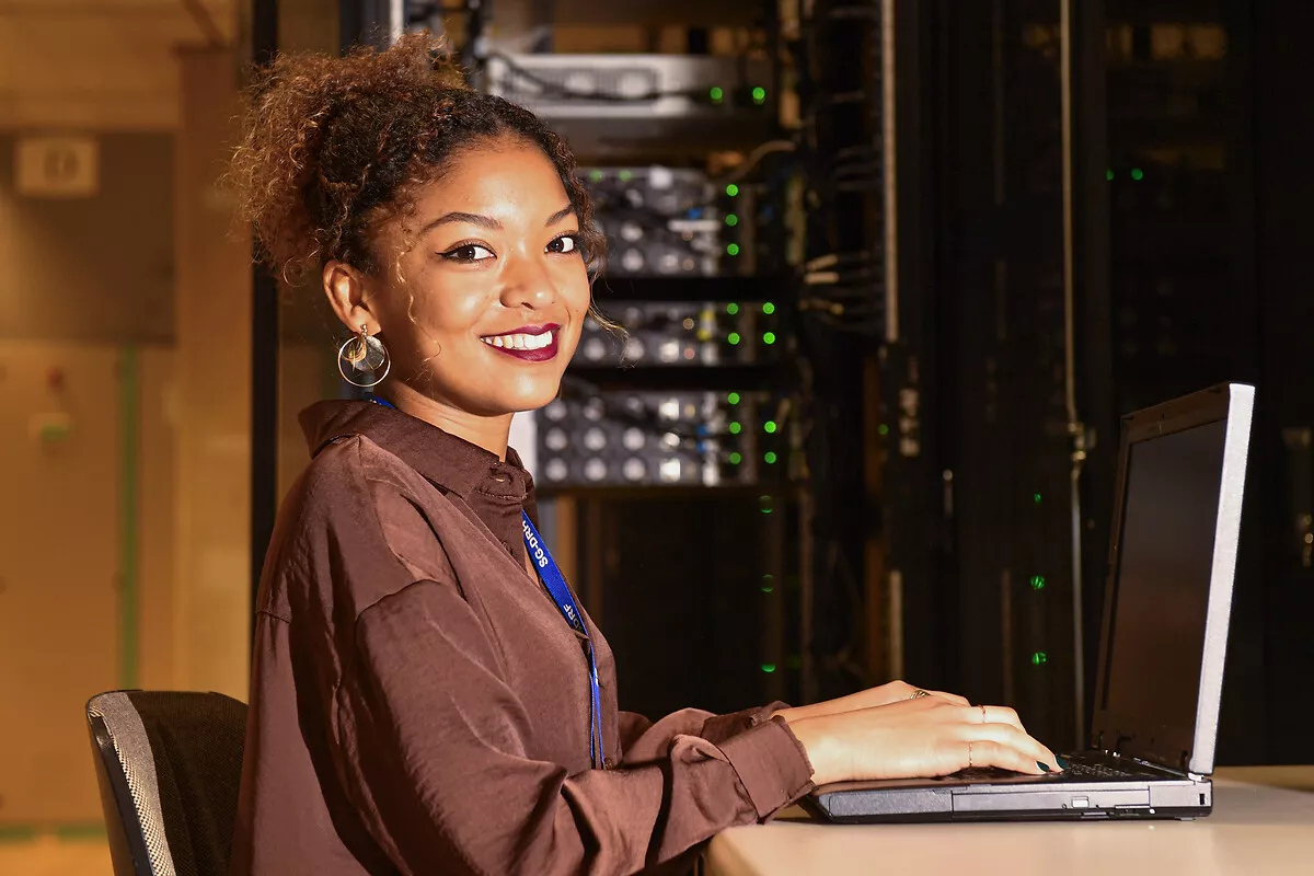 Agent des systèmes de communication et des réseaux informatiques au Data Center de la direction du numérique (DNUM).