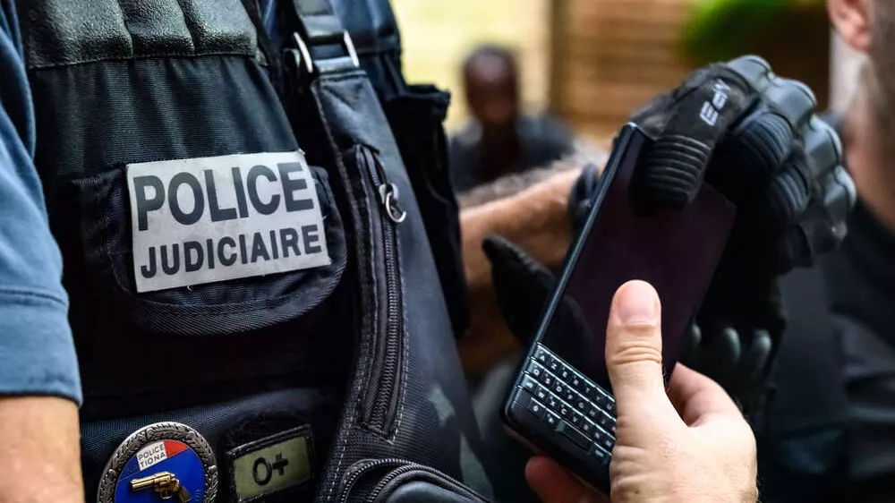 agent de police judiciaire avec un téléphone NEO