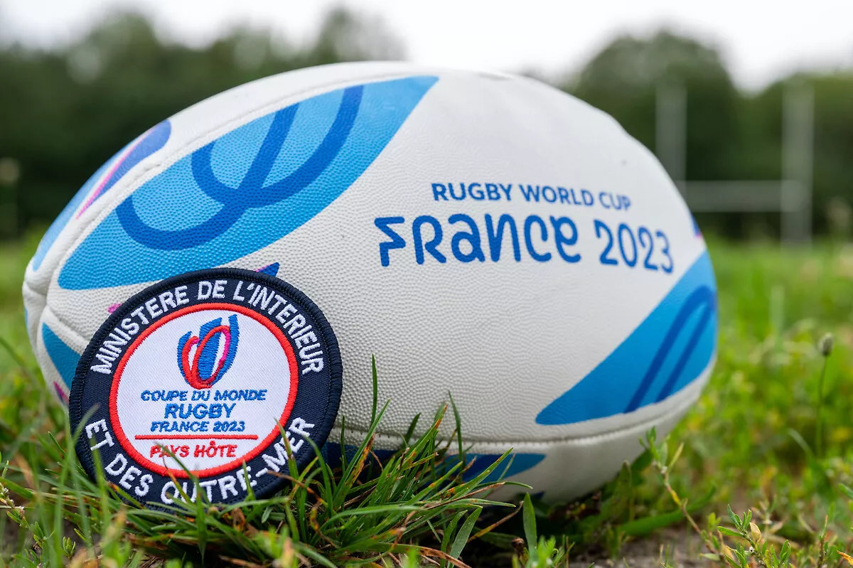 ballon de rugby et ecusson du ministere de l'intérieur et des outre mer
