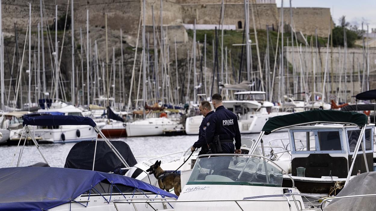 Deux agents de la police cynophile dans le port de Marseille pour préparer l'arrivée de la flamme Olympique, le 8 mai 2024.