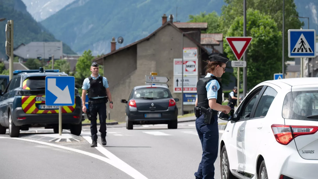 Contrôle routier effectué par des gendarmes