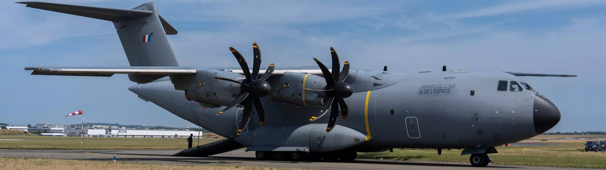 Photographie d'un avion militaire A400M sur le tarmac