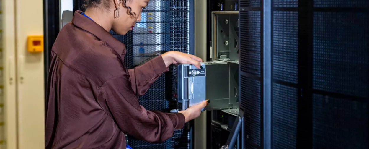 Femme devant une armoire numérique